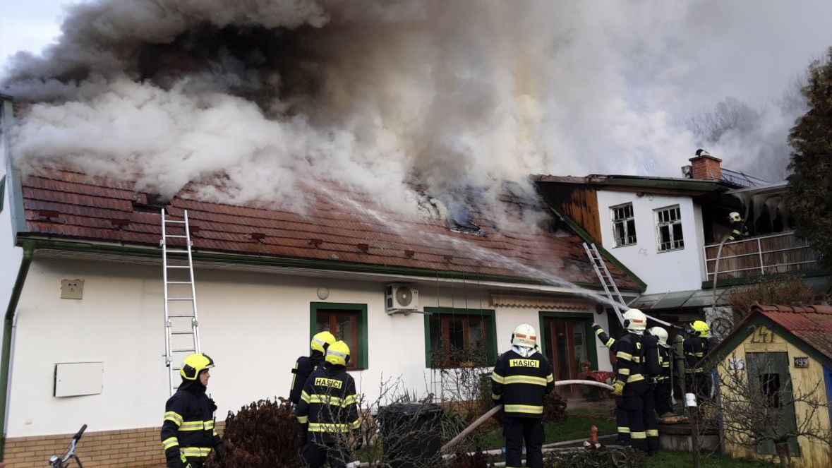 Na Šumpersku hořela střecha rodinného domu se solárními panely